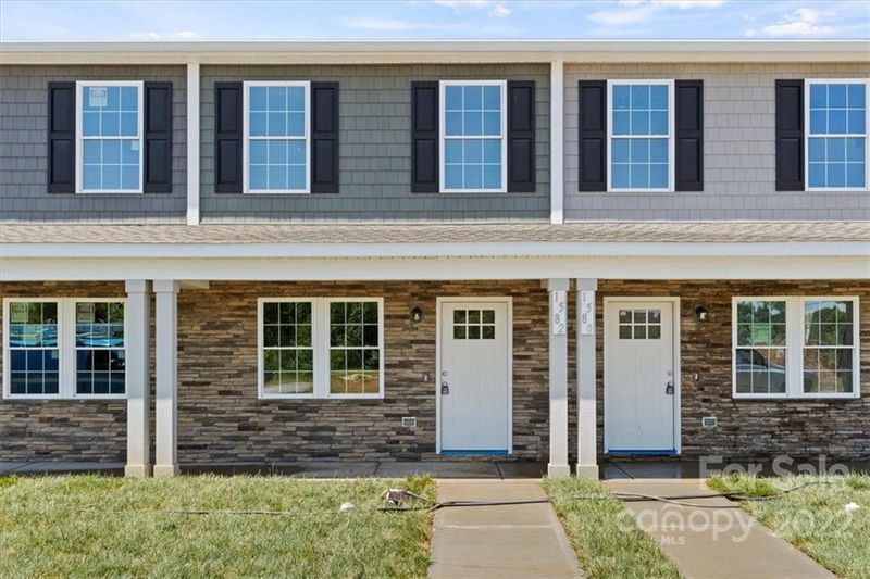 1582 Oak Leaf Dr NW, Hickory, NC 28601