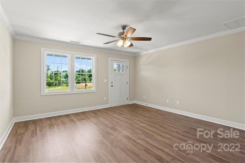 1582 Oak Leaf Dr NW, Hickory, NC 28601