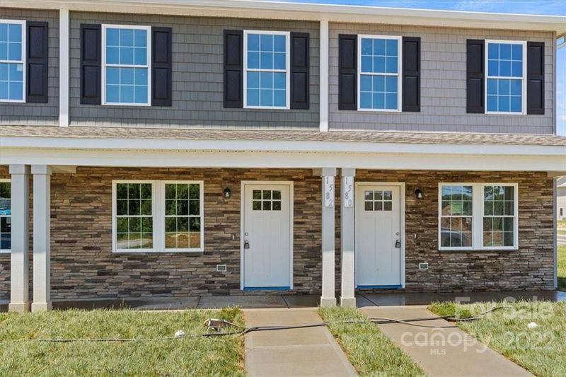 1582 Oak Leaf Dr NW, Hickory, NC 28601