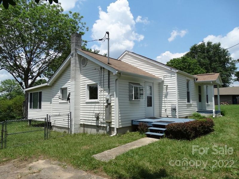 2943 26th St NE, Hickory, NC 28601