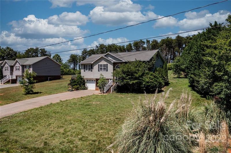 3301 47th Avenue Pl NE, Hickory, NC 28601