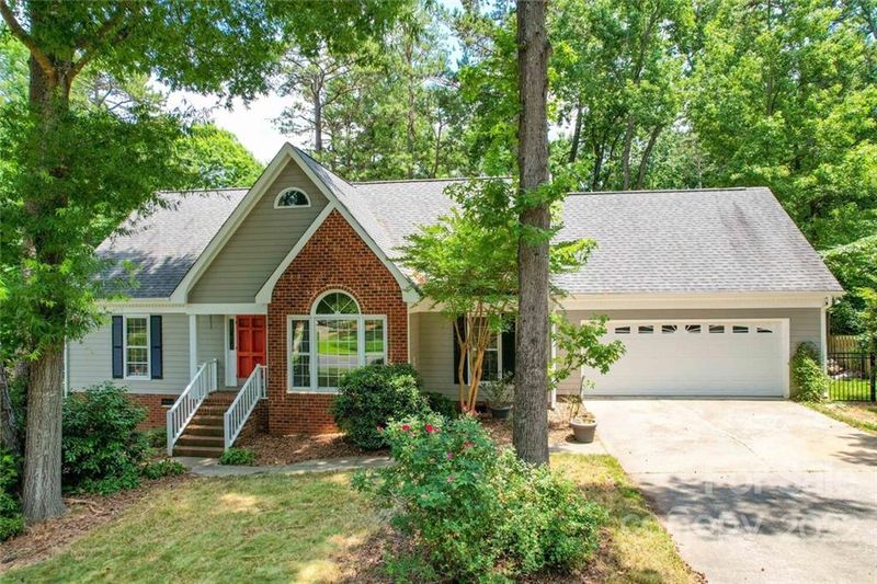 2726 Oxborough Dr, Matthews, NC 28105