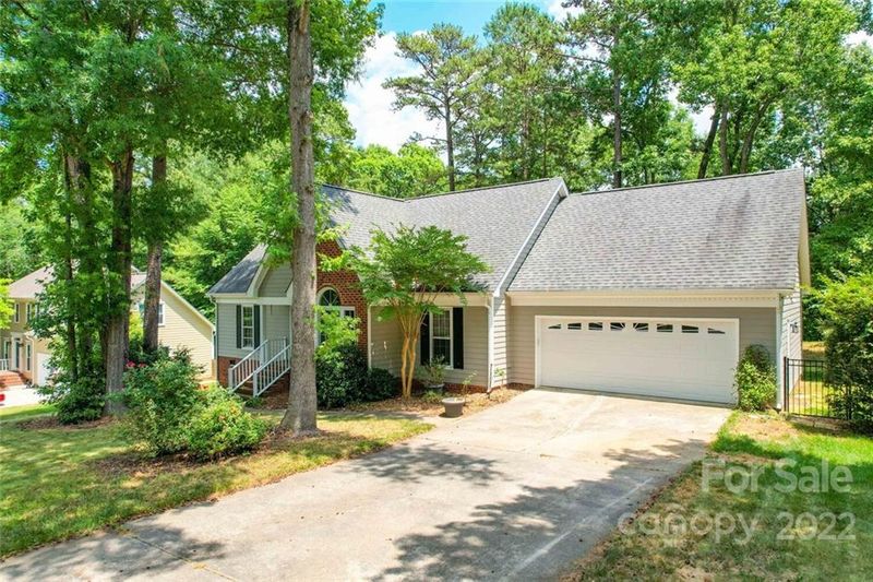 2726 Oxborough Dr, Matthews, NC 28105
