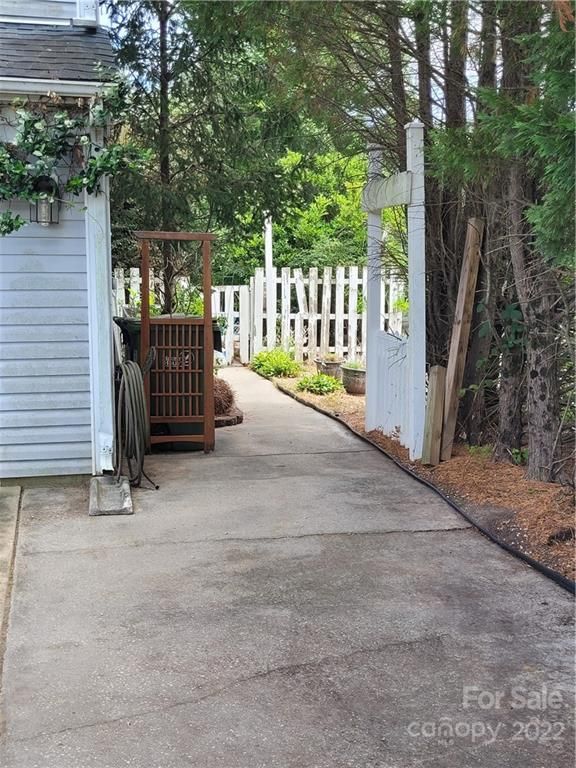 140 Sella Ridge Dr, Mount Holly, NC 28120
