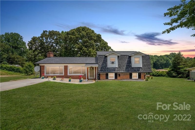 2560 Belshire Dr, Conover, NC 28613
