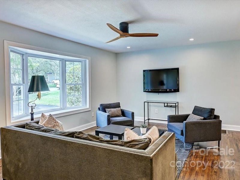 1317 Fox Run Dr, Charlotte, NC 28212