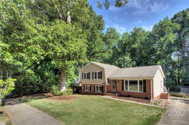 8714 Stonehurst Dr, Charlotte, NC 28214