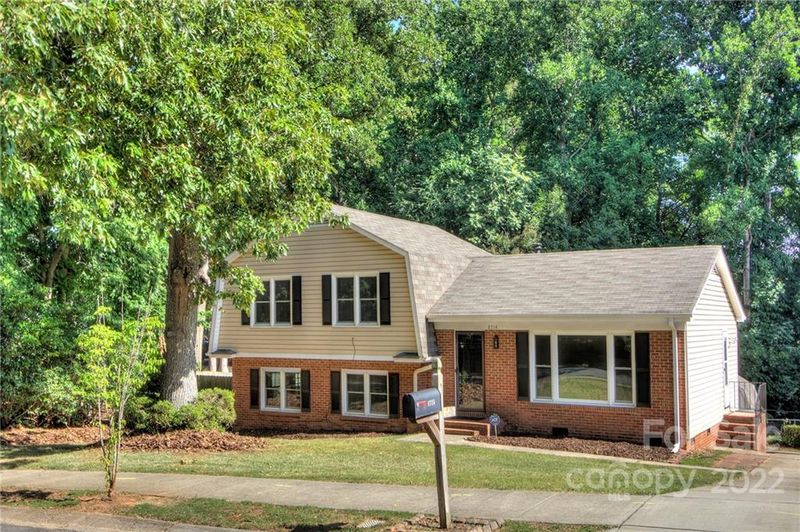 8714 Stonehurst Dr, Charlotte, NC 28214