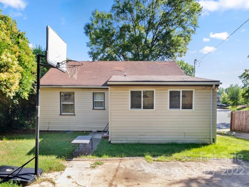 2415 Columbus Cir, Charlotte, NC 28208