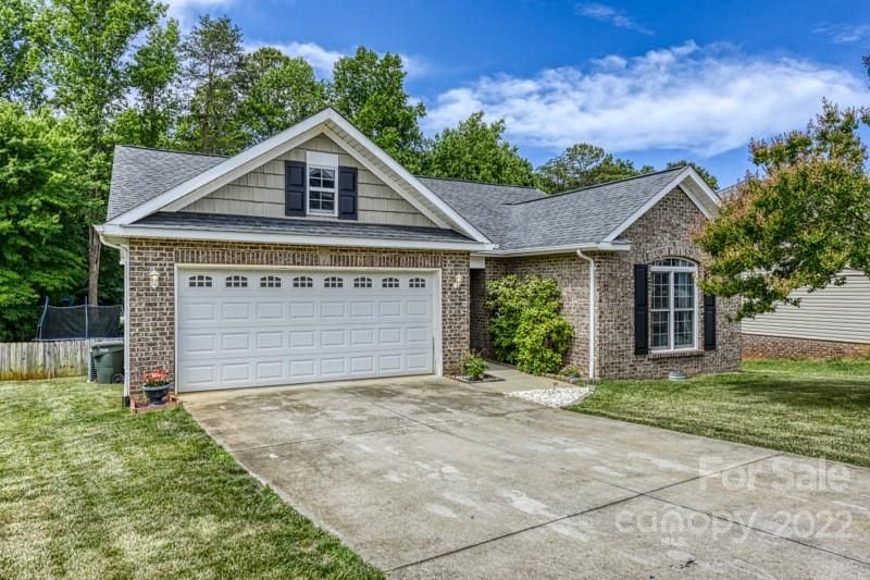 1534 Mayfair Dr, Conover, NC 28613