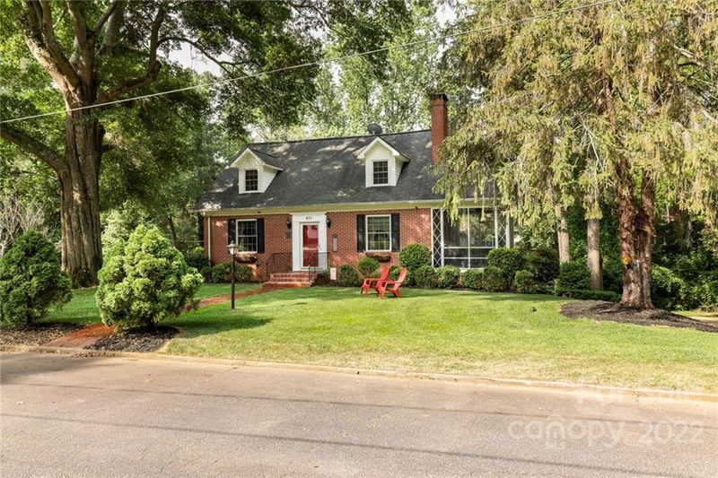 457 7th Avenue Pl NW, Hickory, NC 28601