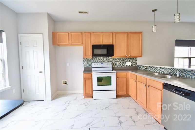 728 Raindrops Rd, Gastonia, NC 28054