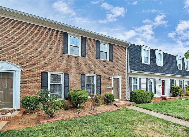 8356 Knights Bridge Rd, Charlotte, NC 28210