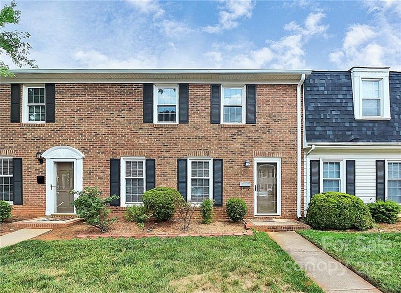8356 Knights Bridge Rd, Charlotte, NC 28210