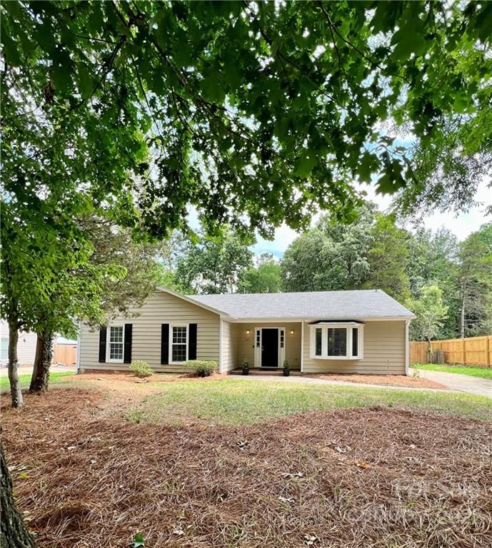 817 Lightwood Dr, Matthews, NC 28105