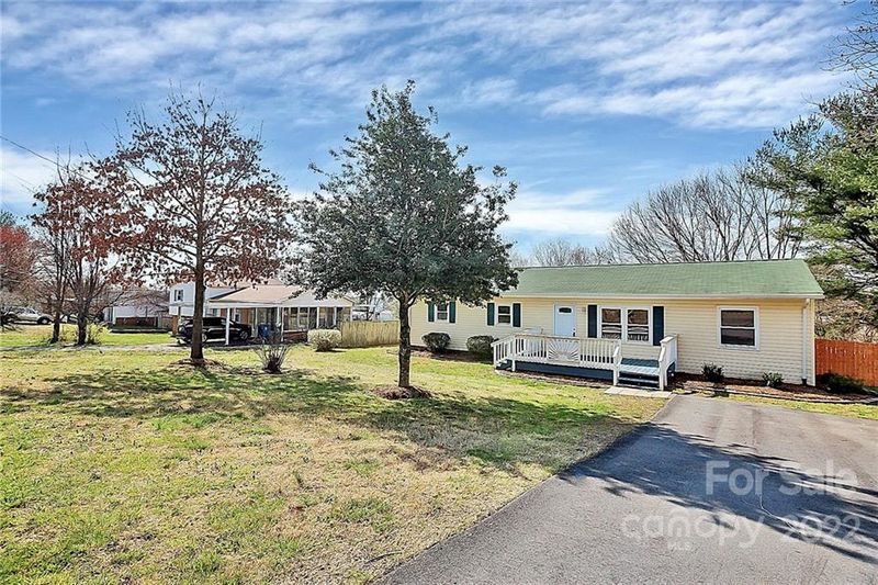 1257 Fieldcrest Dr, Hickory, NC 28602