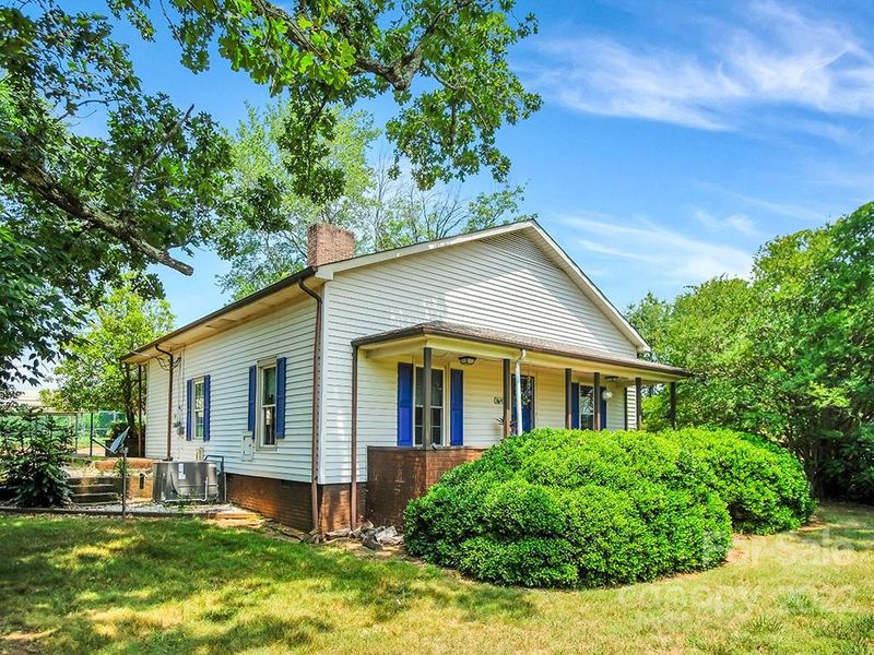 641 Loray Farm Rd, Dallas, NC 28034