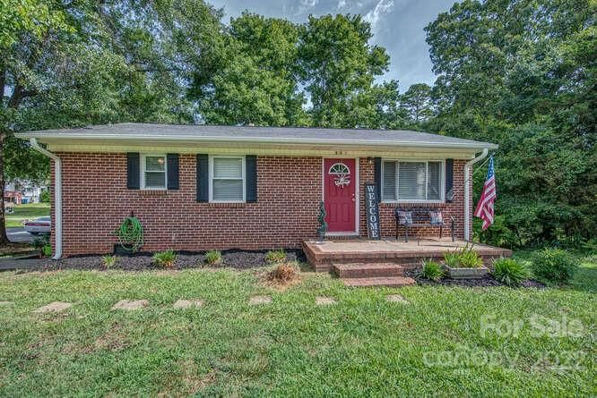 520 Tuckaseege Rd, Mount Holly, NC 28120