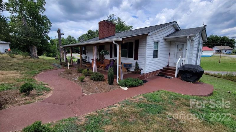 2940 2nd Avenue Pl, Hickory, NC 28602