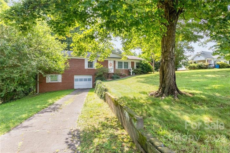425 32nd St SW, Hickory, NC 28602
