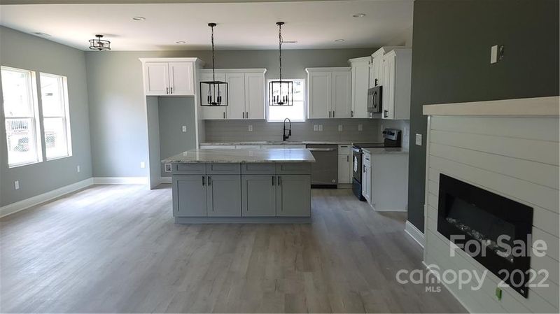 1668 Woodridge Cir, Hickory, NC 28602