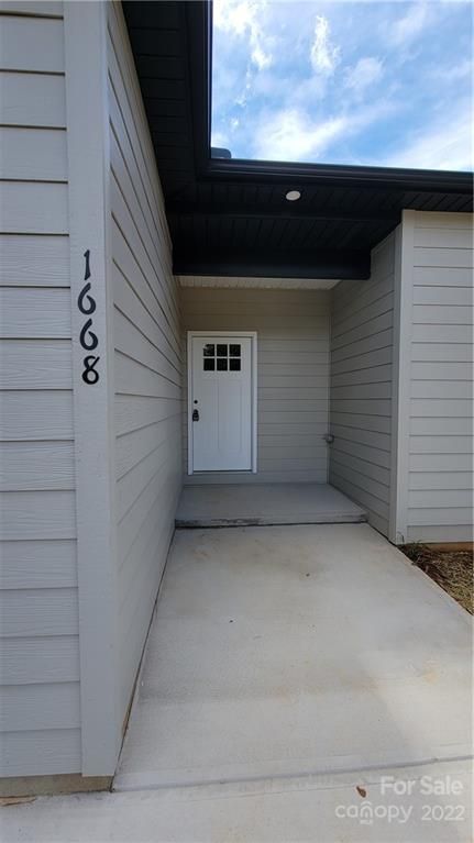 1668 Woodridge Cir, Hickory, NC 28602