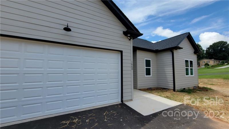 1668 Woodridge Cir, Hickory, NC 28602