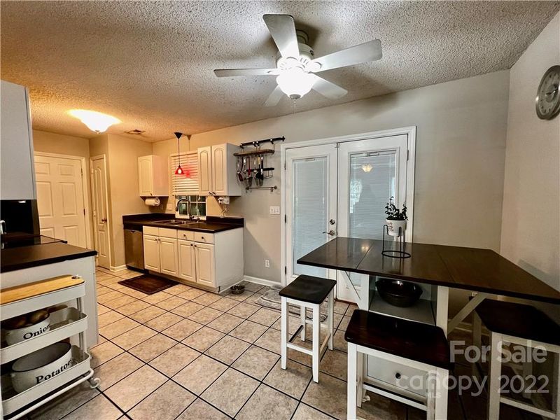 8716 Brampton Dr, Charlotte, NC 28215