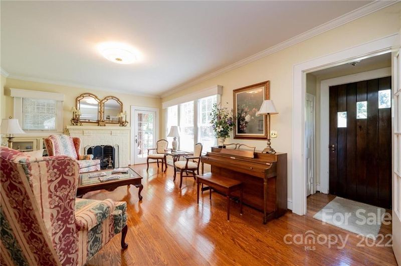 367 8th St NW, Hickory, NC 28601