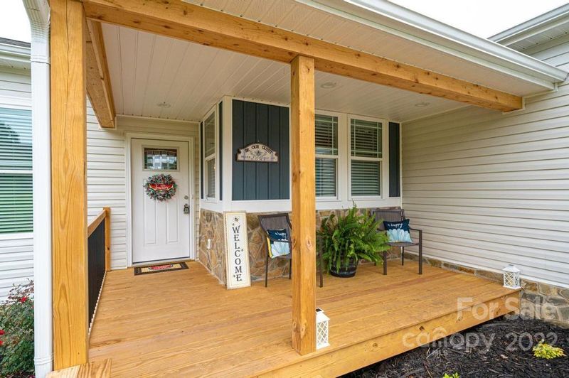 1560 Farmington Hills Dr, Conover, NC 28613