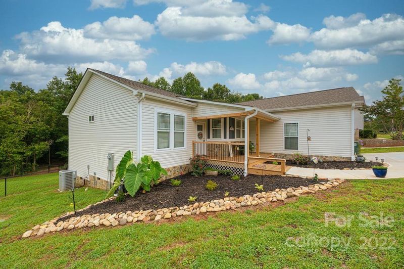 1560 Farmington Hills Dr, Conover, NC 28613