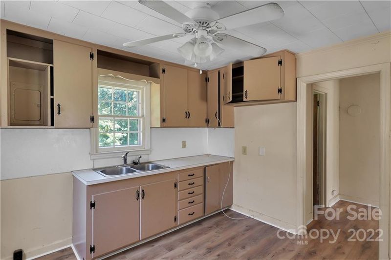 4237 Acorn St, Charlotte, NC 28205