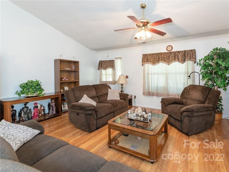 6006 Country Walk Dr, Charlotte, NC 28212