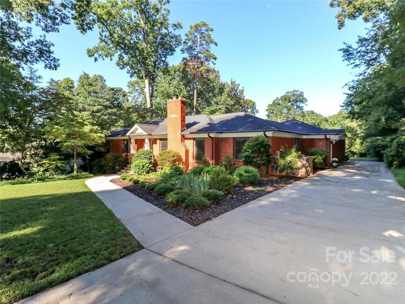 733 Larkhall Ln, Charlotte, NC 28211
