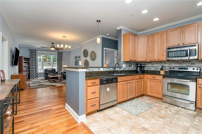 1000 E Woodlawn Rd #121, Charlotte, NC 28209