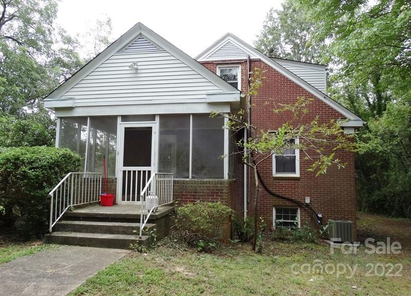 832 5th St SE, Hickory, NC 28602