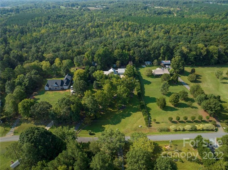 800 Honeysuckle Ln, Midland, NC 28107