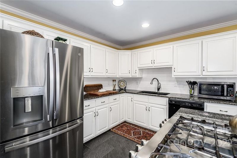 1418 34th Avenue Ln, Hickory, NC 28601