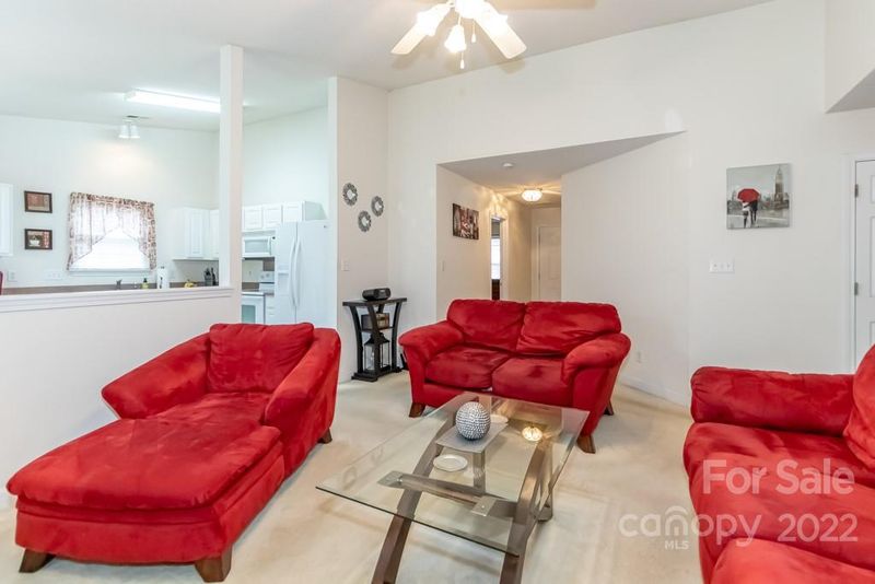 527 Lightspun Ln, Charlotte, NC 28216