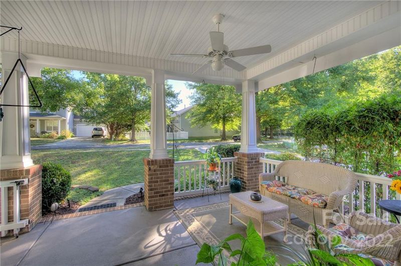 1054 Feather Oak Ln, Matthews, NC 28104