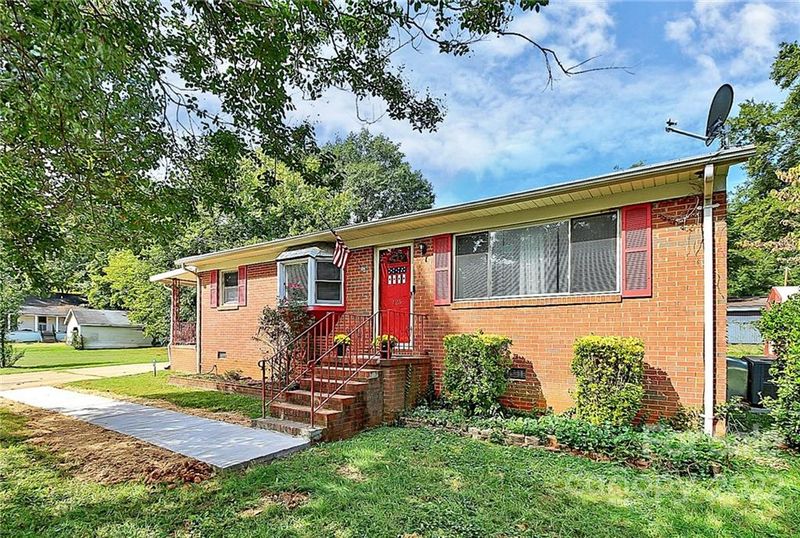 125 1st St, Mount Holly, NC 28120