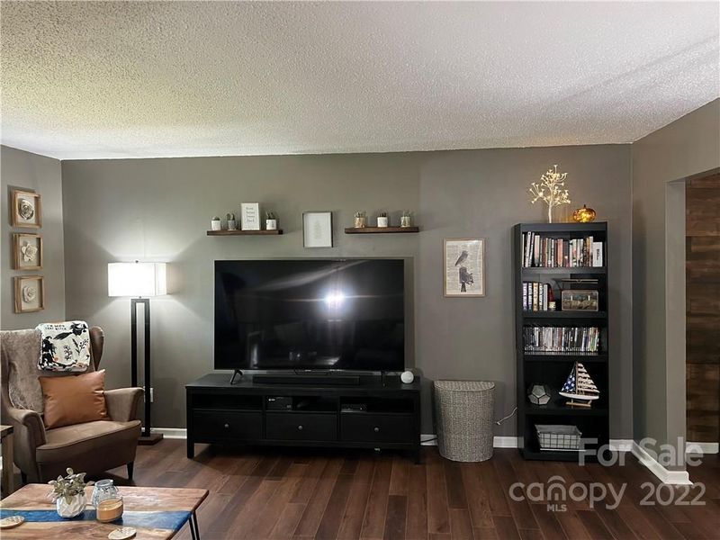 1033 Autumn Ln, Hickory, NC 28602