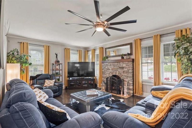 407 1st St E, Conover, NC 28613