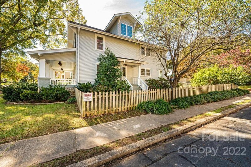 379 7th St NW, Hickory, NC 28601