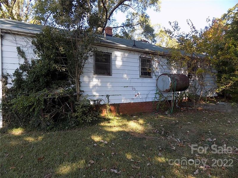 204 N Oak St N, Lowell, NC 28098