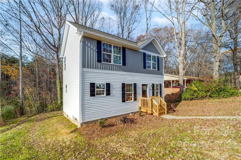 2155 Colonial Ln, Hickory, NC 28601
