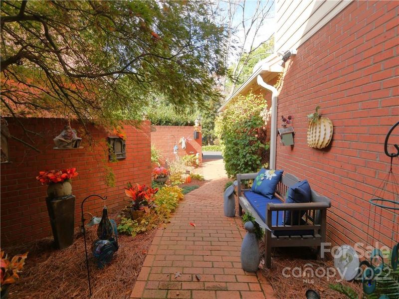 848 1st St NE, Hickory, NC 28601