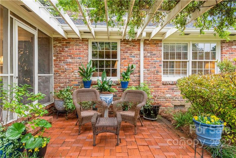 5432 Sharon Rd, Charlotte, NC 28210