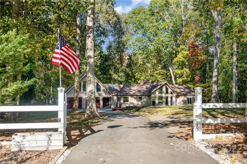 11546 Gelding Dr, Charlotte, NC 28215