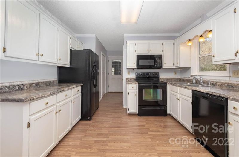 3887 Shakespeare Dr, Hickory, NC 28601